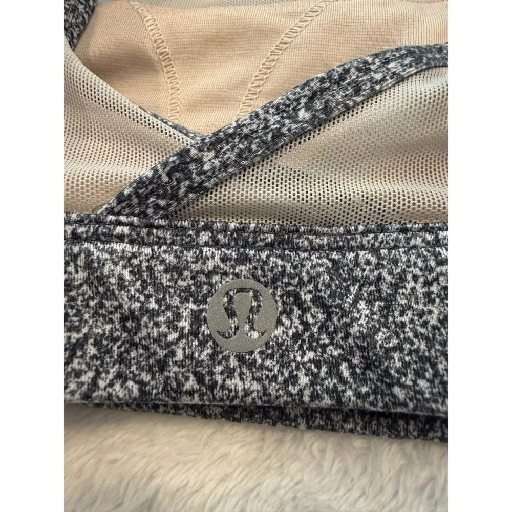 Lululemon Get Down Sports Bra in the Rio Mist‎ White Black colorway W2CD9S